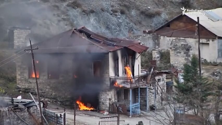Video z Karabachu: Arméni odjíždějí, nechávají za sebou spálenou zem